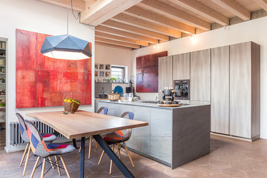Esempio di una grande cucina abitabile minimal con ante lisce, pavimento con piastrelle in ceramica, ante in legno chiaro, elettrodomestici in acciaio inossidabile e pavimento beige