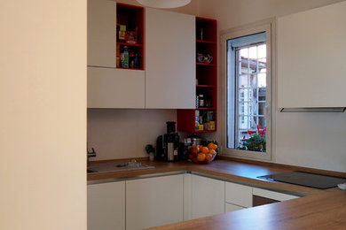 Foto di una piccola cucina moderna con nessun'anta, ante in legno chiaro, top in legno e nessuna isola