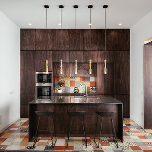 Esempio di una cucina minimal con ante in legno bruno, top in quarzo composito, paraspruzzi con piastrelle di cemento, elettrodomestici in acciaio inossidabile, pavimento in cementine, lavello sottopiano, ante lisce, paraspruzzi multicolore, pavimento multicolore e top marrone
