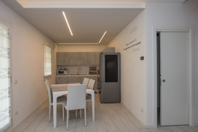 Idee per una cucina moderna con soffitto ribassato