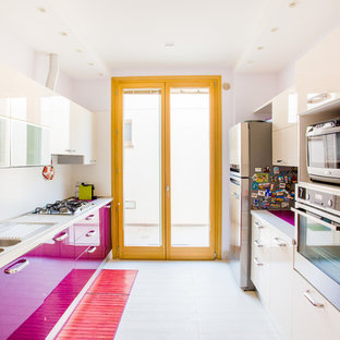 Immagine di una cucina ad U design chiusa e di medie dimensioni con ante lisce, pavimento in gres porcellanato, pavimento bianco, lavello a doppia vasca, ante viola, elettrodomestici in acciaio inossidabile e nessuna isola