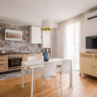 Foto di una cucina design con lavello da incasso, ante in stile shaker, ante in legno chiaro, paraspruzzi multicolore, paraspruzzi con piastrelle di cemento, pavimento in cementine e pavimento multicolore