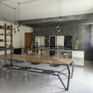 Esempio di una grande cucina industriale con top in quarzo composito, elettrodomestici in acciaio inossidabile, pavimento in gres porcellanato, pavimento grigio, top nero, ante lisce e ante con finitura invecchiata