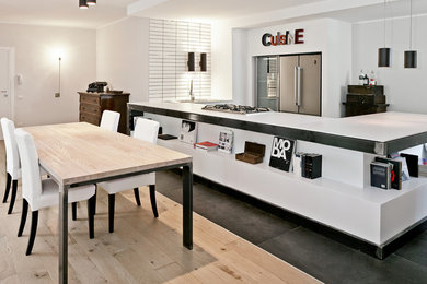 Esempio di una grande cucina minimal con pavimento in gres porcellanato, top bianco, pavimento grigio, nessun'anta, paraspruzzi bianco, elettrodomestici in acciaio inossidabile e penisola