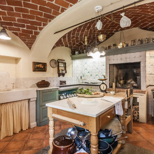 Immagine di una cucina chic con lavello integrato, paraspruzzi bianco, pavimento in terracotta, pavimento marrone e top bianco