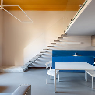 Foto di una cucina design con lavello da incasso, ante lisce, ante blu, elettrodomestici neri, pavimento grigio e top blu