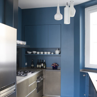 Ispirazione per una cucina a L contemporanea di medie dimensioni con ante lisce, ante blu, paraspruzzi blu, elettrodomestici in acciaio inossidabile, pavimento beige e top grigio