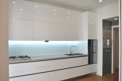 Contemporary kitchen in Rome with a double-bowl sink and stainless steel appliances.