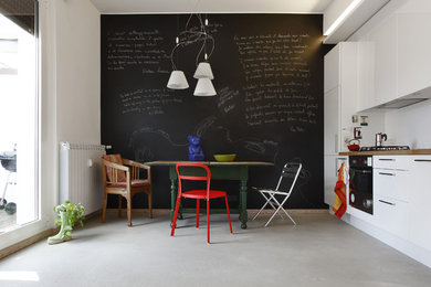 Idee per una cucina design di medie dimensioni con ante lisce, top in legno e pavimento in cemento