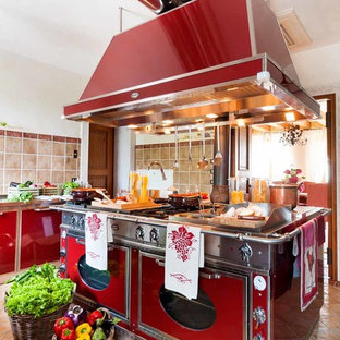 Idee per un cucina con isola centrale chic con ante lisce, ante rosse, paraspruzzi beige, elettrodomestici colorati e pavimento beige