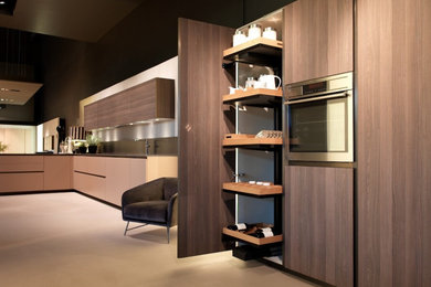 Idee per una cucina minimalista di medie dimensioni con ante lisce, ante in legno bruno e nessuna isola