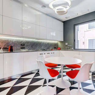 Idee per una cucina design di medie dimensioni con ante bianche, paraspruzzi grigio, nessuna isola, pavimento multicolore, top grigio, pavimento in marmo, lavello sottopiano, ante lisce, top in marmo, paraspruzzi in marmo e elettrodomestici in acciaio inossidabile