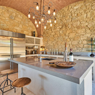 Foto di un'ampia cucina mediterranea
