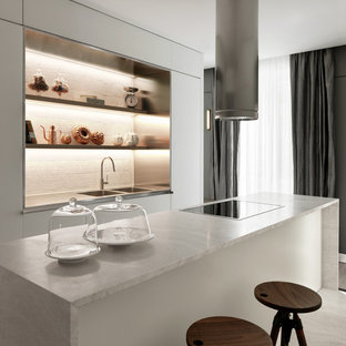 Foto di una cucina contemporanea con lavello a doppia vasca, ante bianche, nessun'anta, top in marmo, paraspruzzi bianco, pavimento bianco e top bianco