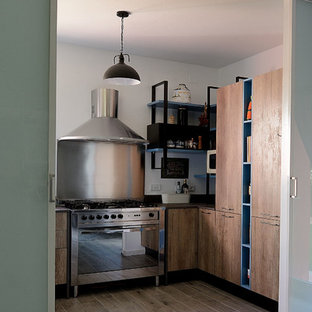 Foto di una cucina minimal di medie dimensioni e chiusa con ante in legno scuro, elettrodomestici in acciaio inossidabile, nessuna isola, ante lisce, paraspruzzi a effetto metallico, paraspruzzi con piastrelle di metallo, pavimento in legno massello medio e pavimento marrone