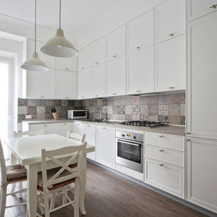 Immagine di una cucina scandinava di medie dimensioni con ante con riquadro incassato, ante bianche, paraspruzzi multicolore, paraspruzzi con piastrelle in ceramica, pavimento in gres porcellanato, nessuna isola, pavimento grigio, lavello da incasso, top in quarzite, elettrodomestici neri e top rosa