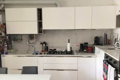 Esempio di una piccola cucina moderna con lavello da incasso, paraspruzzi bianco e paraspruzzi con piastrelle in ceramica