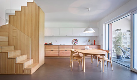 Innenausbau: Apartment mit multifunktionaler Treppe als Herzstück
