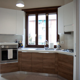 Foto di una piccola cucina minimalista con pavimento in marmo e pavimento beige