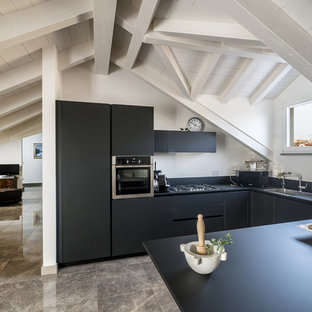 Esempio di una piccola cucina stile marinaro con ante nere, paraspruzzi nero, pavimento in gres porcellanato, penisola, top nero, ante lisce e pavimento grigio