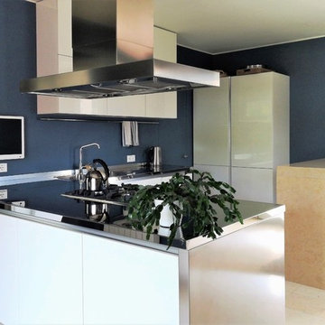 Cucina bianca con librerie bianche