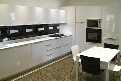 Immagine di una grande cucina moderna con lavello sottopiano, top in quarzo composito, elettrodomestici in acciaio inossidabile e pavimento in marmo