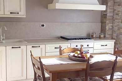 Ispirazione per una cucina classica di medie dimensioni con nessuna isola