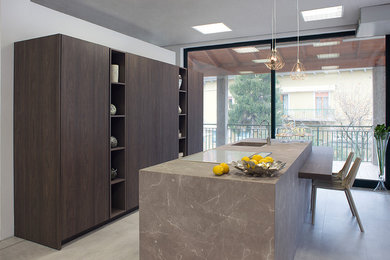 Idee per una grande cucina minimalista chiusa con lavello integrato, ante lisce, elettrodomestici bianchi, pavimento in laminato e pavimento grigio