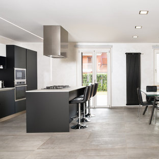 Ispirazione per una cucina contemporanea di medie dimensioni con lavello a doppia vasca, ante lisce, ante nere, paraspruzzi bianco, paraspruzzi in gres porcellanato, elettrodomestici in acciaio inossidabile, pavimento in gres porcellanato, pavimento grigio, top bianco e top in superficie solida