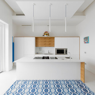 Ispirazione per una cucina minimal con lavello sottopiano, ante lisce, ante bianche, elettrodomestici neri, pavimento multicolore e top bianco