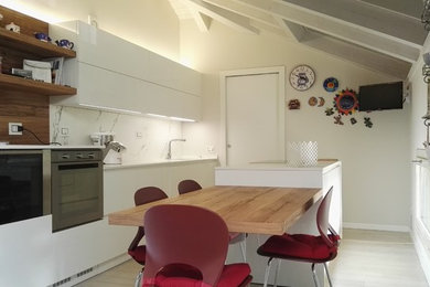 Ispirazione per una cucina design con lavello sottopiano, ante bianche e pavimento in legno verniciato