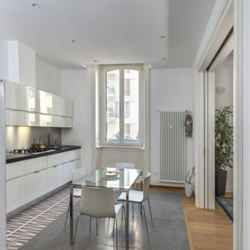Cucina lineare e pulizia formale