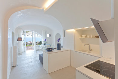 Idee per una cucina minimalista di medie dimensioni con ante bianche