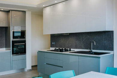 Esempio di una cucina design di medie dimensioni con lavello a doppia vasca, pavimento in gres porcellanato, nessuna isola, pavimento grigio e top bianco