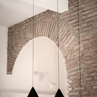Inspiration för moderna vitt kök, med en dubbel diskho, släta luckor, vita skåp, laminatbänkskiva, grått stänkskydd, stänkskydd i porslinskakel, vita vitvaror, klinkergolv i porslin och turkost golv