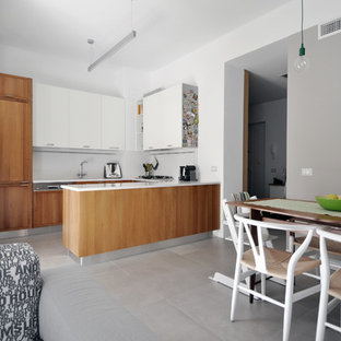 Foto di una piccola cucina nordica con lavello da incasso, ante con riquadro incassato, ante in legno scuro, top in quarzo composito, paraspruzzi beige, paraspruzzi in marmo, elettrodomestici in acciaio inossidabile, pavimento con piastrelle in ceramica, pavimento grigio e top beige
