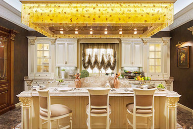 Immagine di una piccola cucina chic con ante in stile shaker, top in marmo, paraspruzzi in marmo, elettrodomestici da incasso e pavimento in marmo
