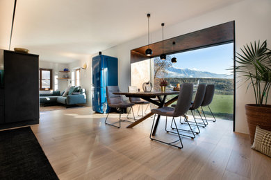 Idee per una grande sala da pranzo aperta verso la cucina moderna con pavimento in legno verniciato e pavimento marrone