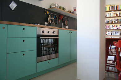 Foto di una cucina design con ante lisce e paraspruzzi nero