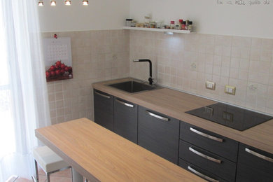Immagine di una cucina minimal chiusa e di medie dimensioni con ante lisce, ante bianche, top in laminato e paraspruzzi rosa