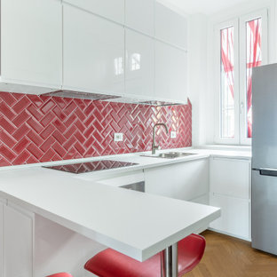 Esempio di una cucina contemporanea di medie dimensioni con lavello da incasso, ante lisce, ante bianche, paraspruzzi rosso, paraspruzzi con piastrelle diamantate, elettrodomestici in acciaio inossidabile, penisola, pavimento marrone, top bianco e parquet chiaro