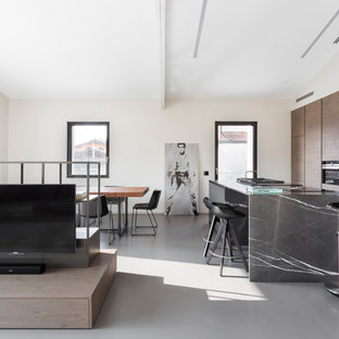 Foto di una cucina design con pavimento grigio, ante lisce, ante in legno scuro, elettrodomestici neri, pavimento in cemento e top grigio