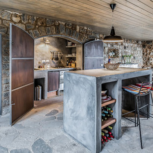 Ispirazione per una cucina mediterranea con top in cemento, elettrodomestici in acciaio inossidabile, pavimento grigio e top grigio