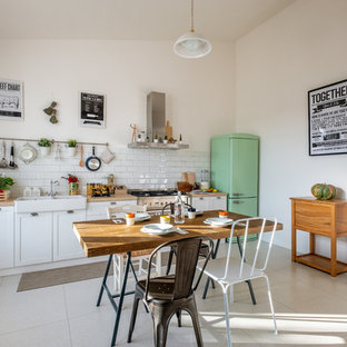 Esempio di una cucina country di medie dimensioni con lavello stile country, ante in stile shaker, ante bianche, top in legno, paraspruzzi bianco, paraspruzzi con piastrelle diamantate, elettrodomestici colorati, nessuna isola, pavimento grigio e top beige