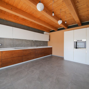 Idee per una grande cucina minimal con lavello integrato, ante lisce, top in quarzo composito, paraspruzzi bianco, elettrodomestici in acciaio inossidabile, pavimento in gres porcellanato, pavimento grigio, top bianco, ante in legno scuro, paraspruzzi in gres porcellanato e nessuna isola