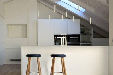 Ispirazione per una cucina parallela minimal con top bianco