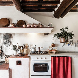 Idee per una cucina country con lavello da incasso, ante lisce, ante bianche e top grigio
