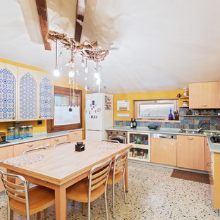 Foto di una cucina mediterranea con lavello a doppia vasca, ante lisce, ante in legno scuro, paraspruzzi multicolore, elettrodomestici in acciaio inossidabile, pavimento alla veneziana, pavimento multicolore e top verde