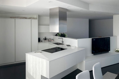 Ispirazione per un cucina con isola centrale minimalista con ante lisce e pavimento grigio