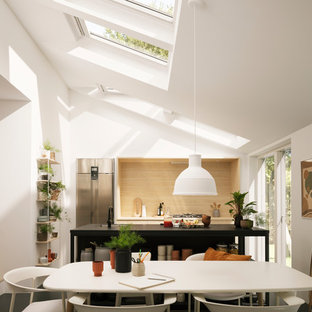 Idee per una cucina scandinava di medie dimensioni con ante lisce, ante in legno chiaro e elettrodomestici in acciaio inossidabile